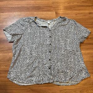 Amazon Essentials Short Sleeve Black and White Animal Print Shirt | Women Size X